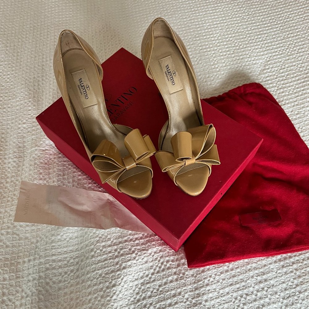 Valentino Bow Beige Nude Patent Peep Toe Heels Pumps 37 with box & dust bag